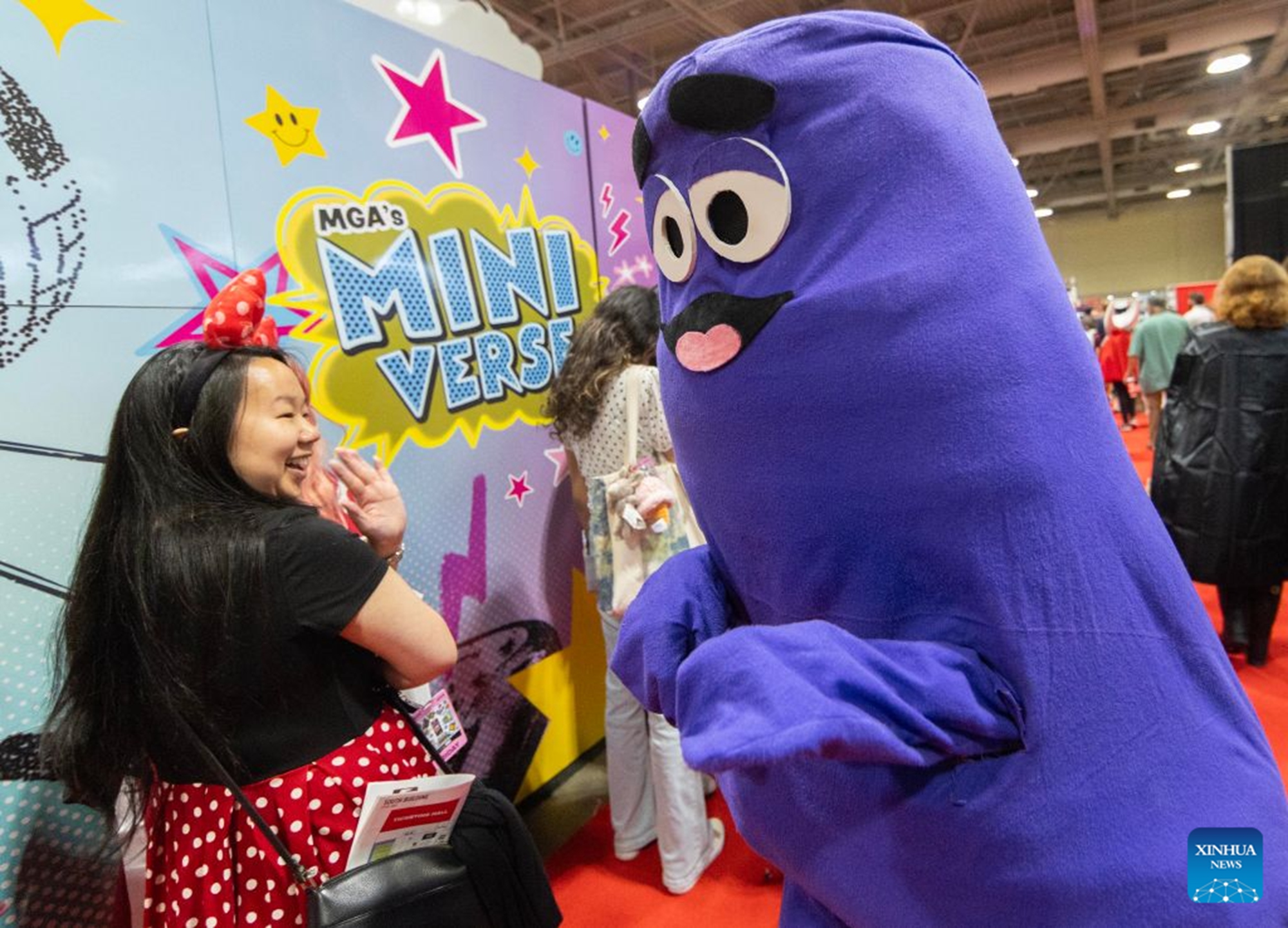 A cosplayer (R) interacts with people at the 2026 Fan Expo Canada in Toronto, Canada, on Aug. 28, 2026. As a major comics, sci-fi, anime and gaming event in Canada, this annual convention runs from Aug. 27 to 30, drawing thousands of fans from around the world. (Photo by Zou Zheng/Xinhua)