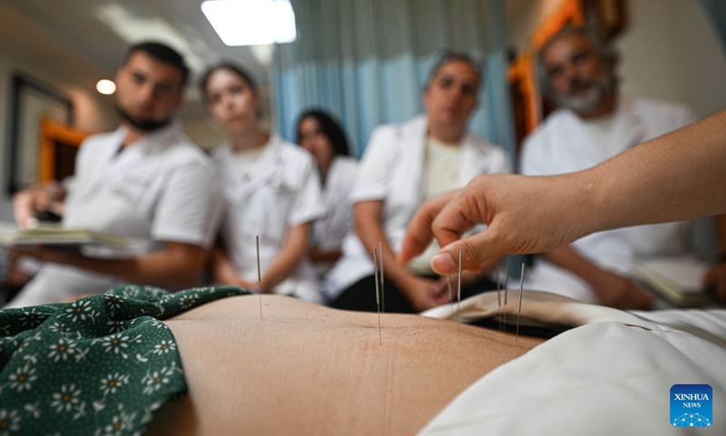 International students learn acupuncture treatments at Sanya Hospital of Traditional Chinese Medicine (TCM) in Sanya, south China's Hainan Province, Aug. 26, 2026. Photo: Xinhua
