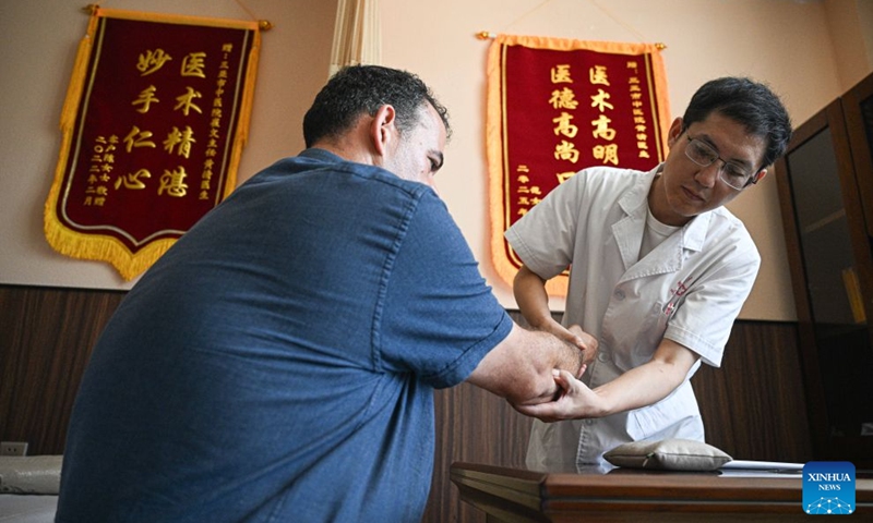 A foreigner experiences Traditional Chinese Medicine (TCM) diagnosis at Sanya International Friendship Sanatorium of TCM in Sanya, south China's Hainan Province, Aug. 26, 2026. Photo: Xinhua