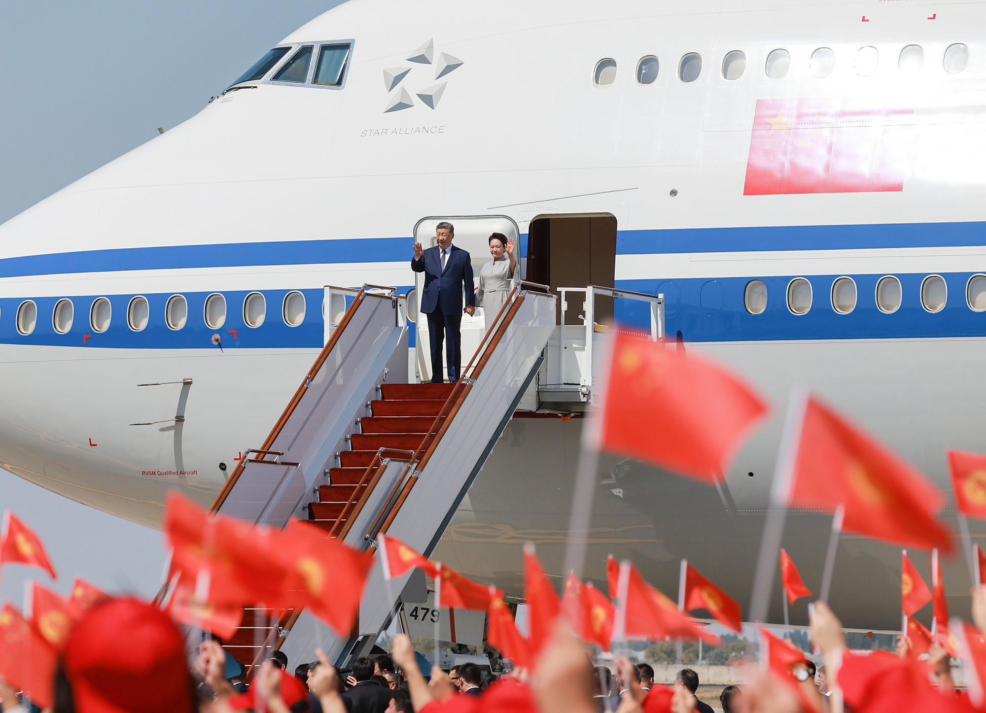Chinese President Xi Jinping and his wife Peng Liyuan step out of the airplane cabin upon arrival in Bishkek, Kyrgyzstan, on August 30, 2026. Xi landed in Bishkek for the SCO Summit 2026 and a state visit to Kyrgyzstan upon the invitation of President Sadyr Japarov of Kyrgyzstan. Photo: Xinhua
