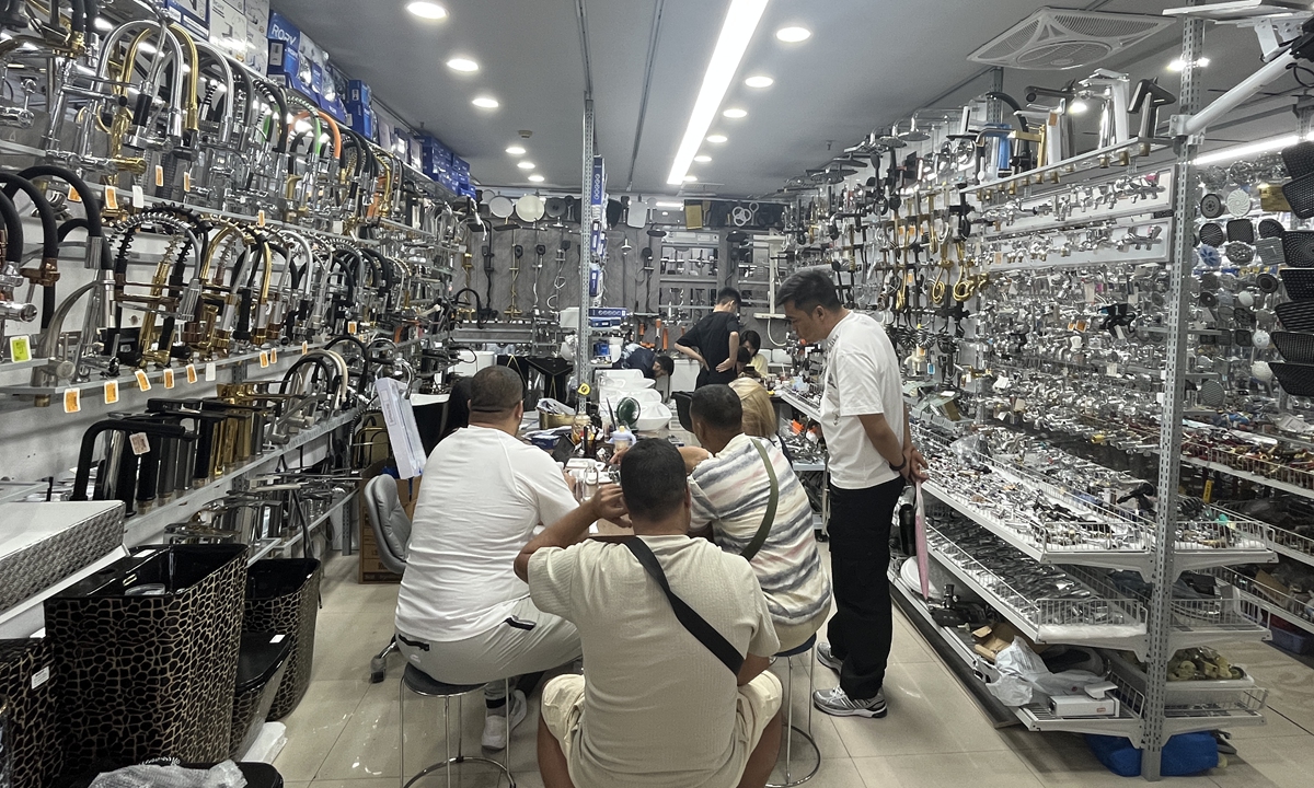 Foreign buyers shop at the store run by Zhou Xueyan, owner of the European supermarket-focused brand Rory in Yiwu, East China's Zhejiang Province in August. Photo: Courtesy of Zhou Xueyan