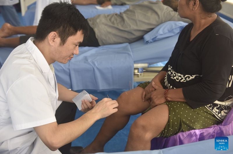A Chinese doctor performs acupuncture on a patient at Svay Chek Referral Hospital in Banteay Meanchey province, Cambodia, on Aug. 29, 2026. (Photo by Van Pov/Xinhua)