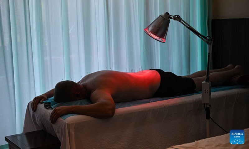A foreigner experiences acupuncture at Sanya International Friendship Sanatorium of Traditional Chinese Medicine (TCM) in Sanya, south China's Hainan Province, Aug. 27, 2026. Photo: Xinhua