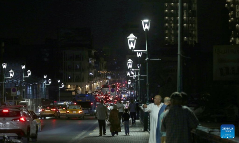 People stroll along a road in Baghdad, Iraq on Aug. 28, 2026. Photo: Xinhua