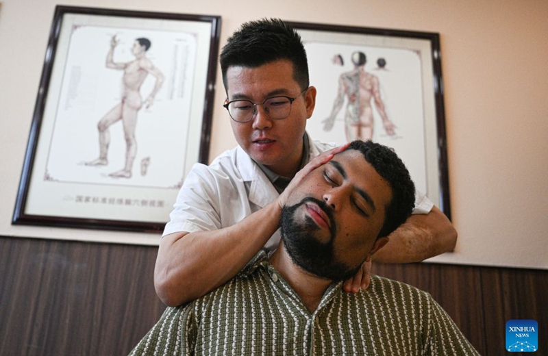 A foreigner experiences bone setting treatment at Sanya International Friendship Sanatorium of Traditional Chinese Medicine (TCM) in Sanya, south China's Hainan Province, Aug. 26, 2026. Photo: Xinhua