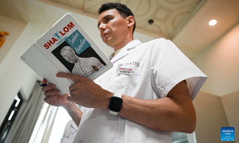 An international student learns traditional Chinese medicine (TCM) treatments at Sanya Hospital of TCM in Sanya, south China's Hainan Province, Aug. 26, 2026. Photo: Xinhua