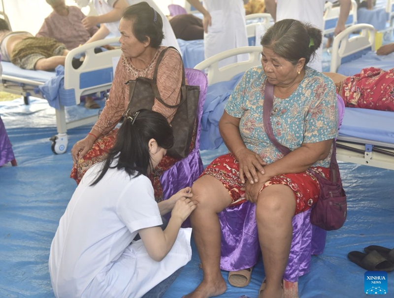 A Chinese doctor performs acupuncture on a patient at Svay Chek Referral Hospital in Banteay Meanchey province, Cambodia, on Aug. 29, 2026. (Photo by Van Pov/Xinhua)
