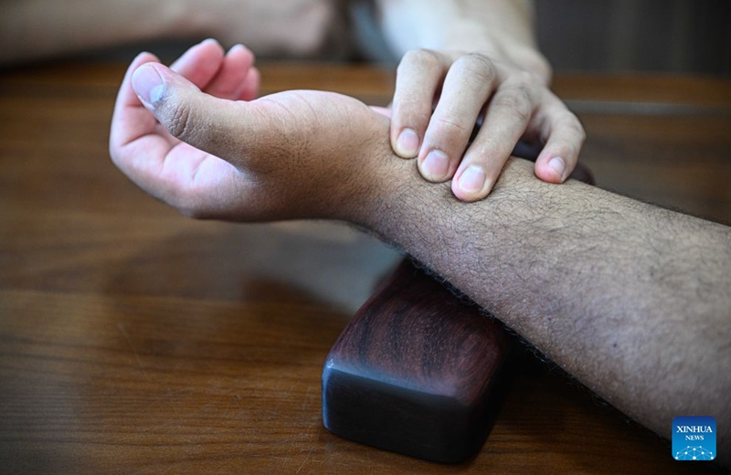 A foreigner experiences pulse diagnosis at Sanya International Friendship Sanatorium of Traditional Chinese Medicine (TCM) in Sanya, south China's Hainan Province, Aug. 26, 2026. Photo: Xinhua