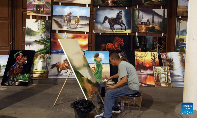An artist paints on Al-Rashid Street in Baghdad, Iraq on Aug. 28, 2026. Photo: Xinhua