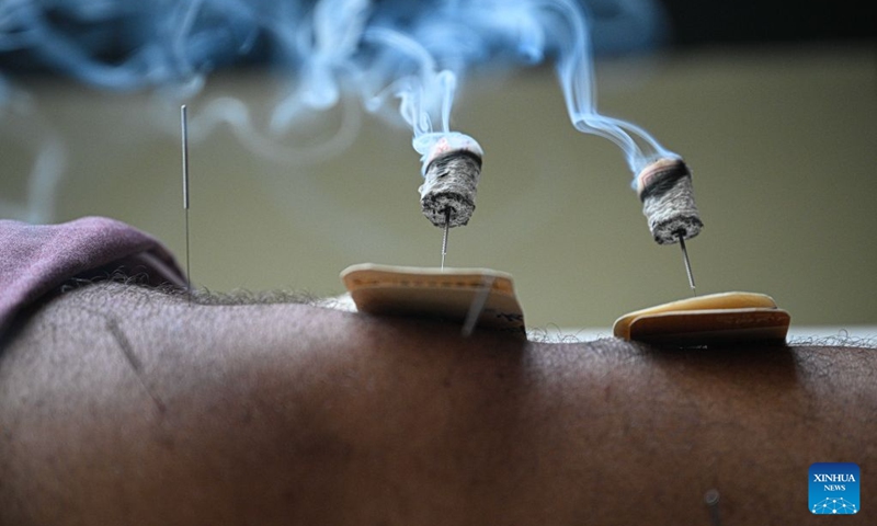 A foreigner experiences warm needle moxibustion at Sanya International Friendship Sanatorium of Traditional Chinese Medicine (TCM) in Sanya, south China's Hainan Province, Aug. 26, 2026. Photo: Xinhua