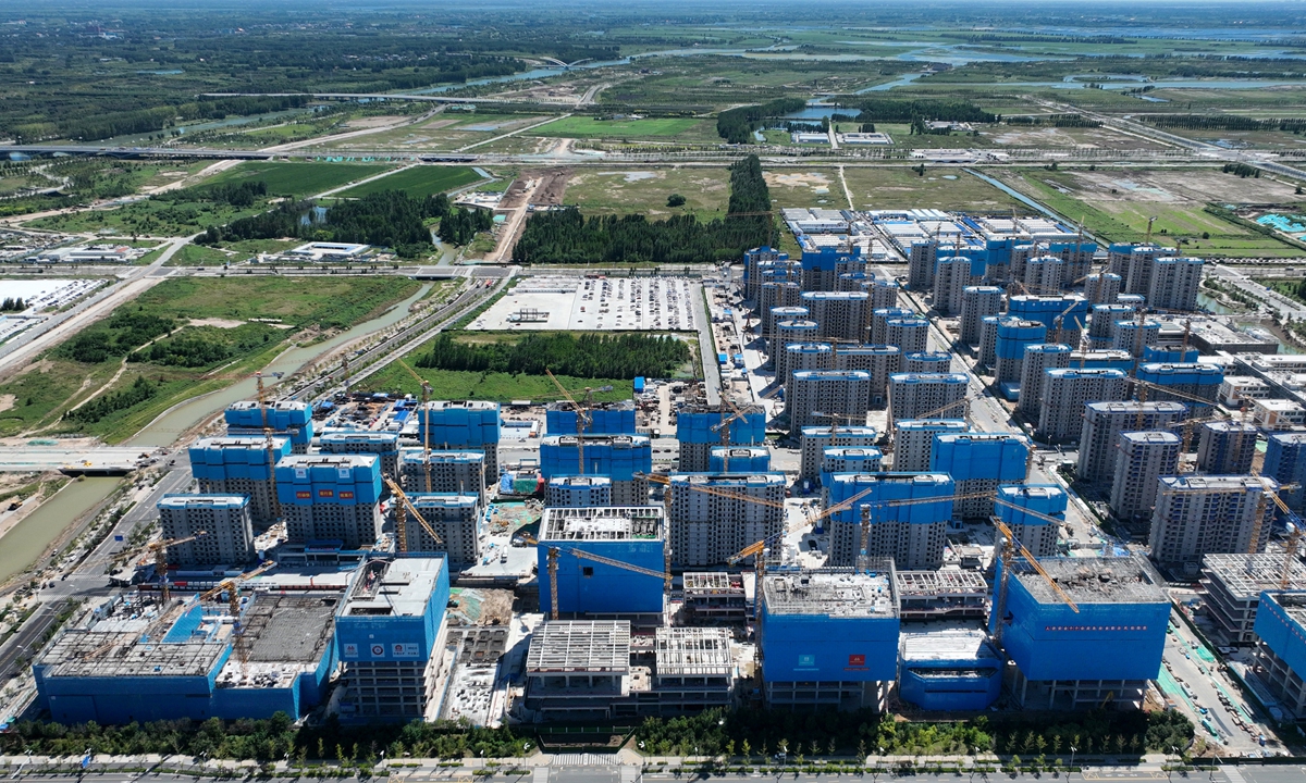 A drone photo taken on August 31, 2026 shows the topping-out ceremony for the main structure of the office building of a supporting project for the first four relocated universities in the Xiong'an New Area in North China's Hebei Province. Once completed, it will improve urban supporting facilities in the region, serve the relocation of universities, and provide solid support for the high-quality development of Xiong'an. Photo: VCG