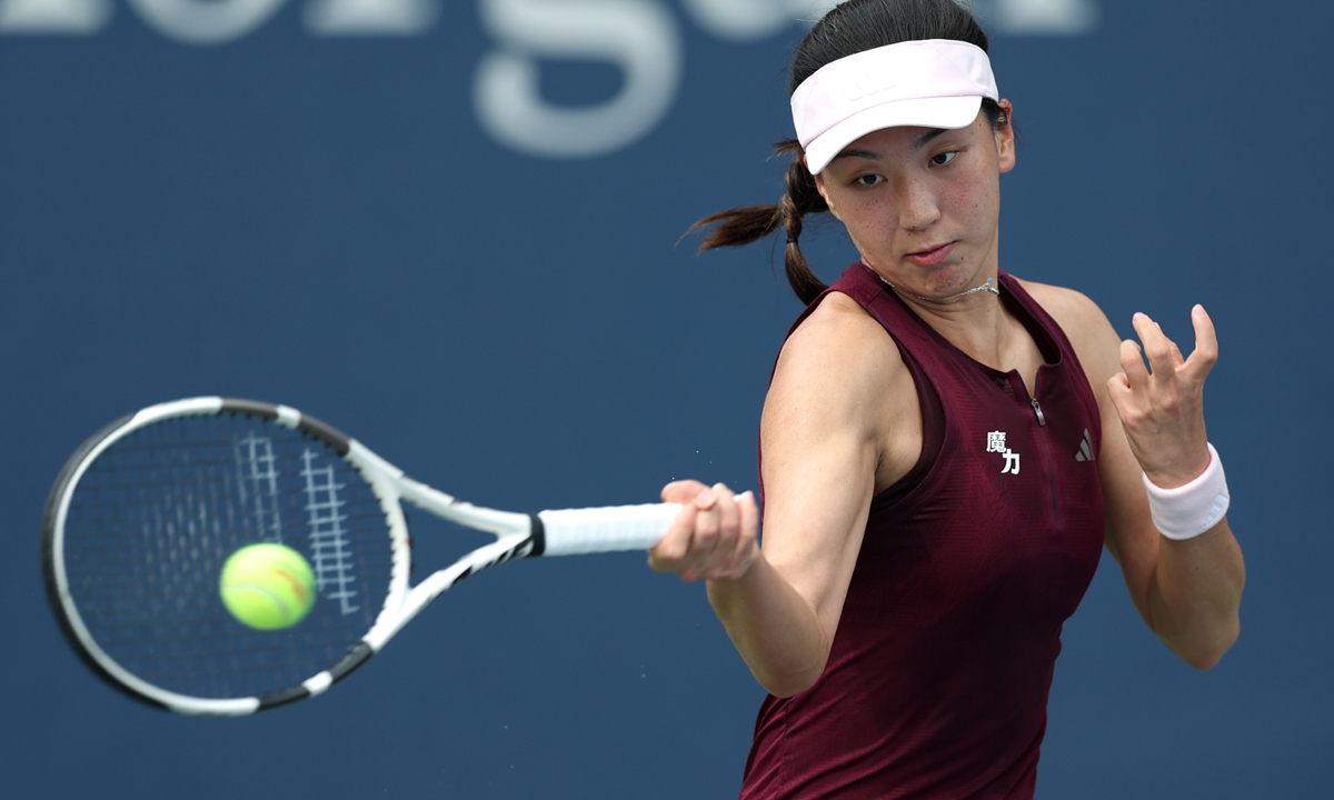 Wang Xinyu of China returns a shot against Emiliana Arango of Columbia during their women's singles first-round match on Day One of the 2026 US Open at USTA Billie Jean King National Tennis Center on August 30, 2026 in the Flushing neighborhood of the Queens borough of New York City. Photo: VCG