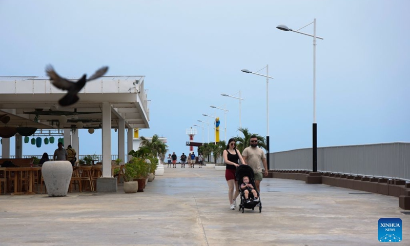 Visitors relax at the La Libertad Pier in El Salvador, Sept. 3, 2026. The China-aided La Libertad Pier was put into operation in 2024. It has become a popular seaside attraction in La Libertad, featuring sightseeing and rest areas, dining and commercial facilities, and electric boat lifts. (Photo: Xinhua)