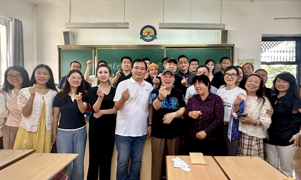 Ronald Sakolsky poses for a group photo with Yin Yuzhen and his former Chinese students at Luoyang Foreign Language School on August 28, 2026. Photo: Lin Xiaoyi/GT