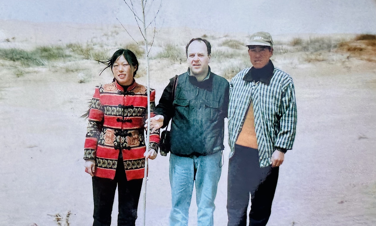File photo: Yin Yuzhen (left), Ronald Sakolsky (center) and Yin's husband pose for a photo when Sakolsky planted a tree 26 years ago. Photo: Courtesy of Bai Guocai