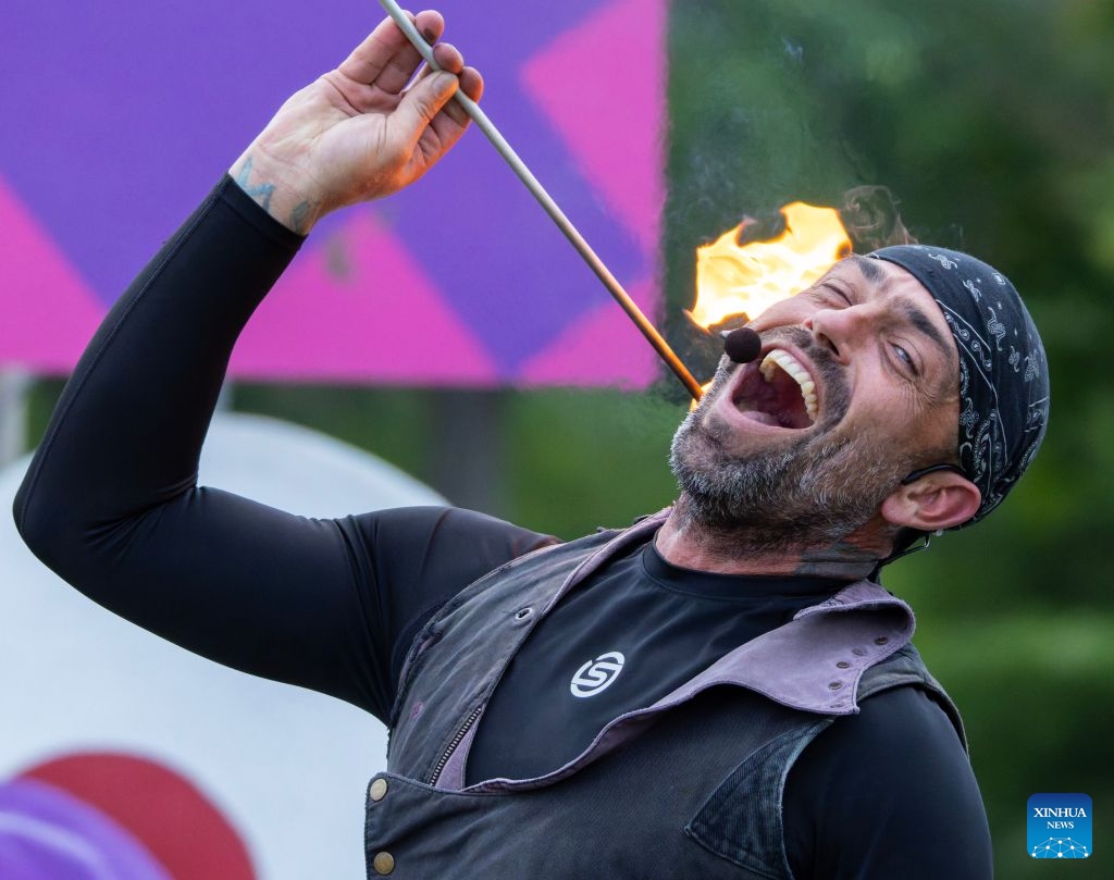 A busker performs at the 2026 Toronto International BuskerFest in Toronto, Canada, on Sept. 4, 2026. This 4-day event kicked off here on Friday, bringing together about 100 performers from around the world. (Photo: Xinhua)