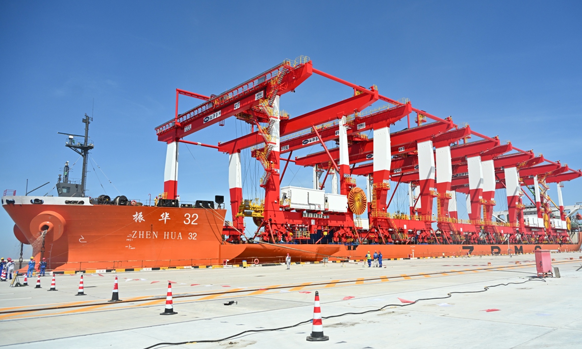 On board the vessel Zhenhua 32, the first batch of six automated rail-mounted gantry cranes successfully arrive at the Northwest Zone 1 Terminal of Xiaoyangshan in Shanghai, on August 31, 2026, marking the project's entry into the critical phase of terminal loading and unloading equipment. Photo: VCG