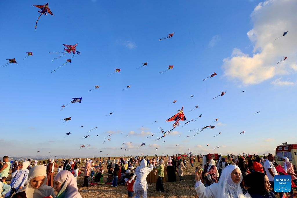 This photo taken on Sept. 4, 2026 shows people flying kites at an annual kite festival in Zrariyeh, southern Lebanon. (Photo: Xinhua)