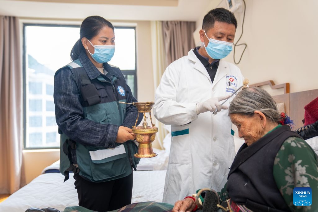 Doctors provide Tibetan medicine treatment to a villager in Gyirong County, southwest China's Xizang Autonomous Region, Sept. 5, 2026. After a mudslide struck Gyirong Port on the China-Nepal border in southwest China's Xizang Autonomous Region, local authorities have organized Tibetan medicine doctors to provide medical treatment and psychological counseling services to affected residents at a resettlement site. (Photo: Xinhua)