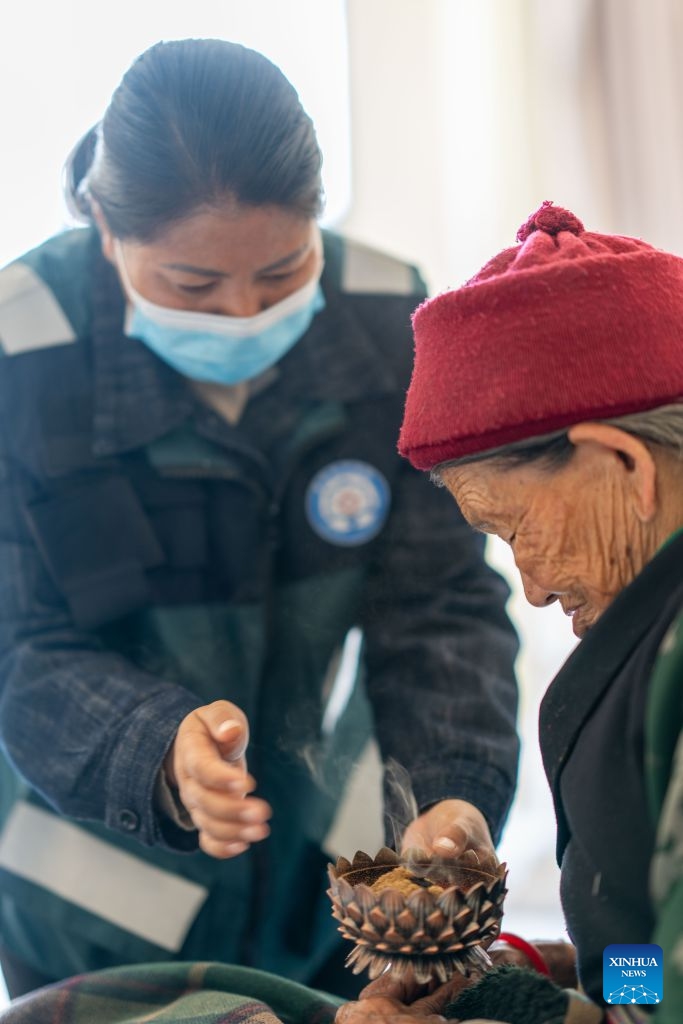 A doctor provides Tibetan medicine treatment to a villager in Gyirong County, southwest China's Xizang Autonomous Region, Sept. 5, 2026. After a mudslide struck Gyirong Port on the China-Nepal border in southwest China's Xizang Autonomous Region, local authorities have organized Tibetan medicine doctors to provide medical treatment and psychological counseling services to affected residents at a resettlement site. (Photo: Xinhua)