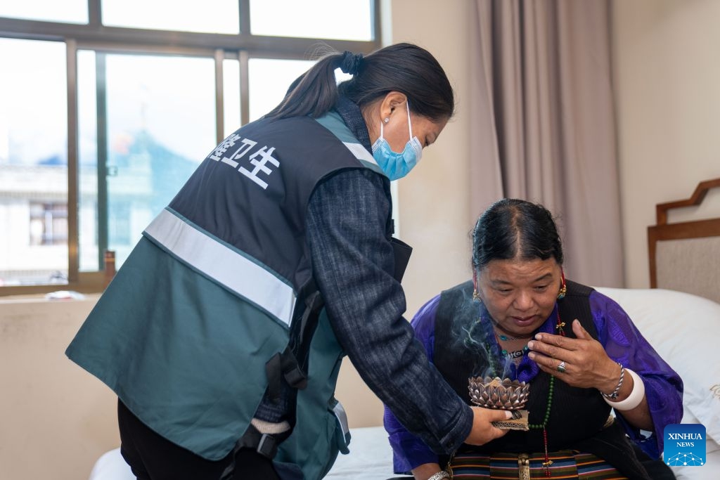 A doctor provides Tibetan medicine treatment to a villager in Gyirong County, southwest China's Xizang Autonomous Region, Sept. 5, 2026. After a mudslide struck Gyirong Port on the China-Nepal border in southwest China's Xizang Autonomous Region, local authorities have organized Tibetan medicine doctors to provide medical treatment and psychological counseling services to affected residents at a resettlement site. (Photo: Xinhua)