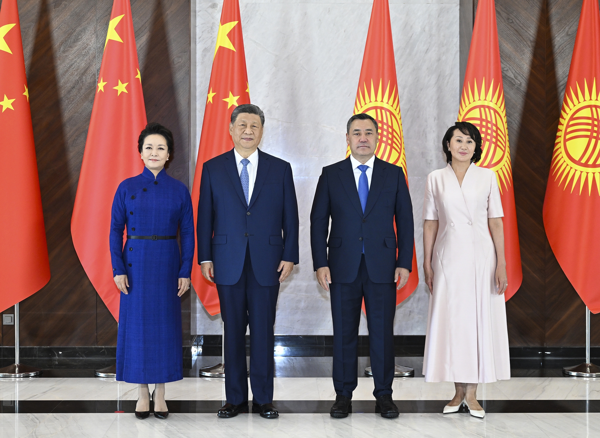 Chinese President Xi Jinping and his wife Peng Liyuan pose for a group photo with Kyrgyz President Sadyr Japarov and his wife Aigul Japarova in Bishkek, Kyrgyzstan, on August 31, 2026. Photo: Xinhua