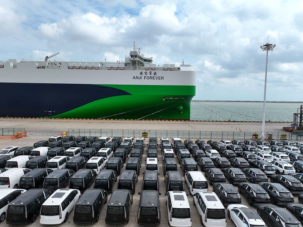 A roll-on/roll-off vessel loads domestically produced cars for export at Lianyungang Port in East China's Jiangsu Province, on September 2, 2026. Official data from the China Association of Automobile Manufacturers showed that China exported 6.41 million vehicles in the first seven months of 2026, up 54 percent year-on-year. Photo: VCG