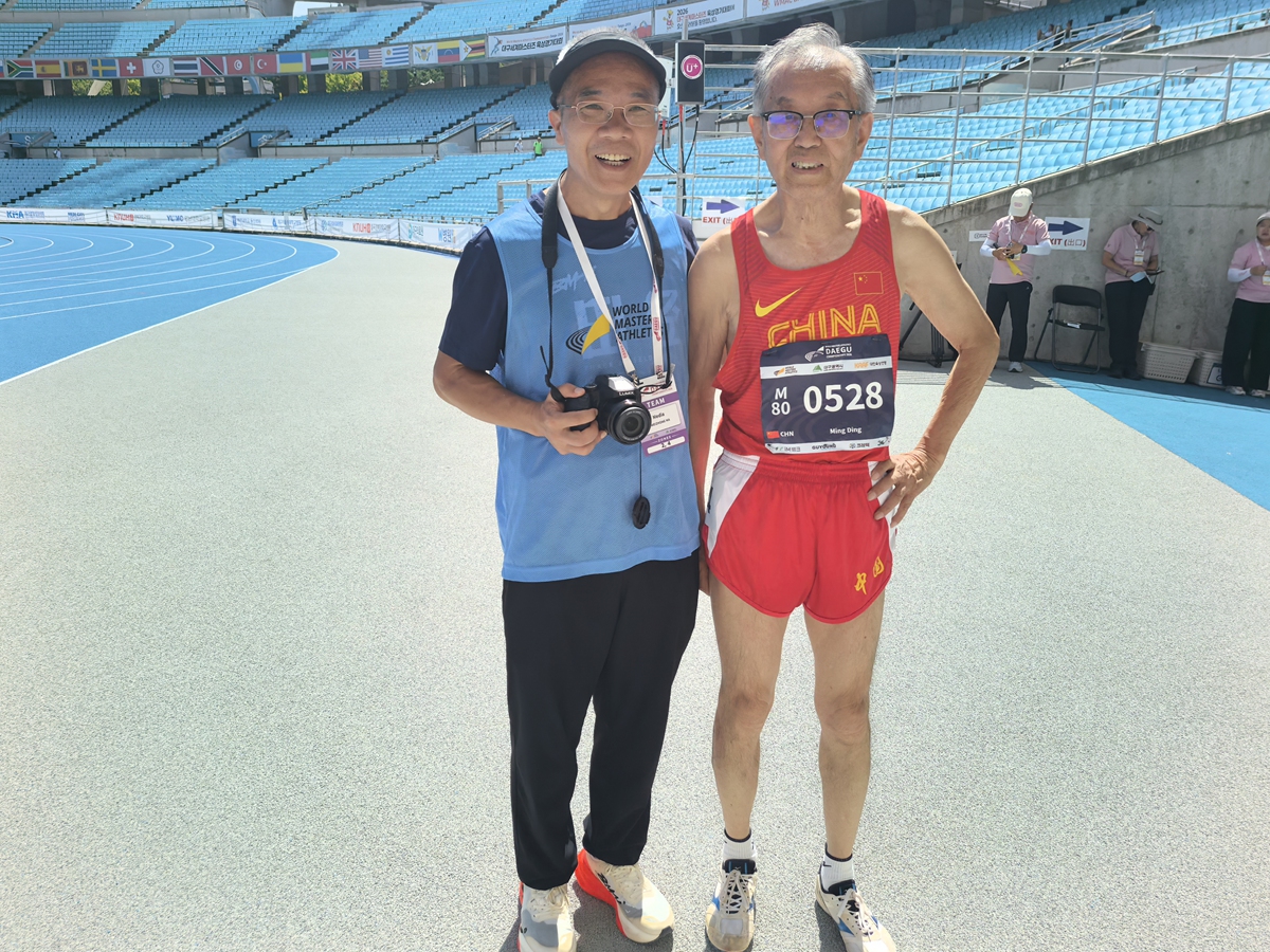 82-year-old Chinese runner Ding Ming (right) Photo: Courtesy of Ma Weizhong