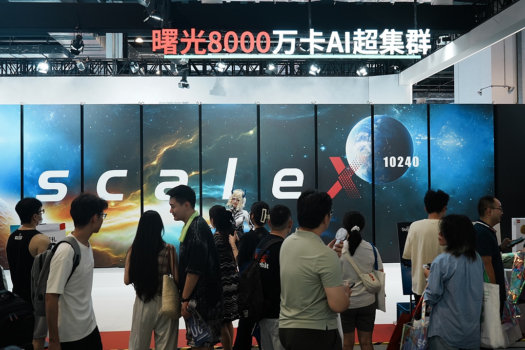 Visitors tour the exhibition hall of Sugon 8000, China's first fully homegrown 100,000-card AI supercluster, at the 2026 World Artificial Intelligence Conference in Shanghai on July 20, 2026. Photo: VCG