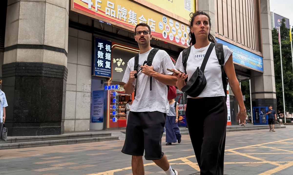 Foreign visitors walk past electronics shops in the Huaqiangbei electronics district on September 3, 2026, in Shenzhen, South China's Guangdong Province. Shenzhen is drawing growing numbers of overseas entrepreneurs, investors and technology enthusiasts seeking firsthand exposure to China's rapidly developing innovation ecosystem. Photo: VCG