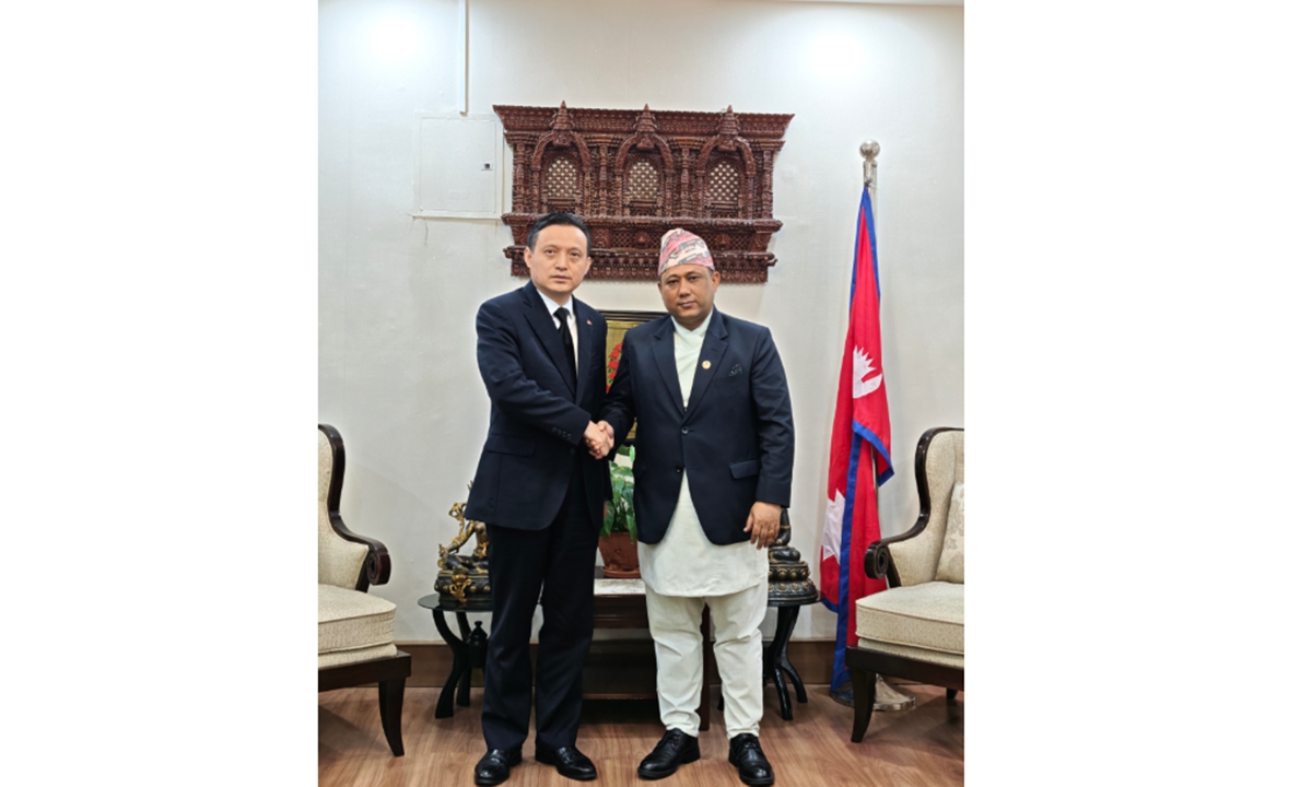 Chinese Ambassador to Nepal Zhang Maoming (left) and Nepali Foreign Minister Shisir Khanal Photo: official website of the Chinese Embassy in Nepal.