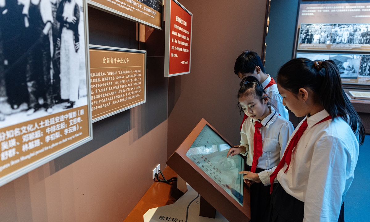 Students learn about relevant historical facts using electronic devices at an educational event jointly held by the Museum of the War of Chinese People's Resistance Against Japanese Aggression and the Lugouqiao Cultural Development Center in Beijing on September 3, 2026. Photo: Li Hao/GT
