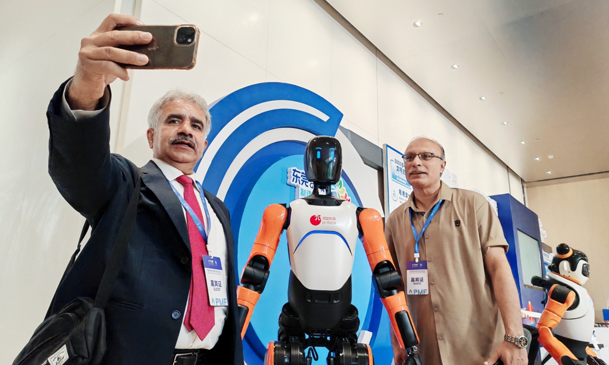 International guests take selfies with robots in Dongguan, South China's Guangdong Province, on September 3, 2026. Photo: Guan Kejiang/GT