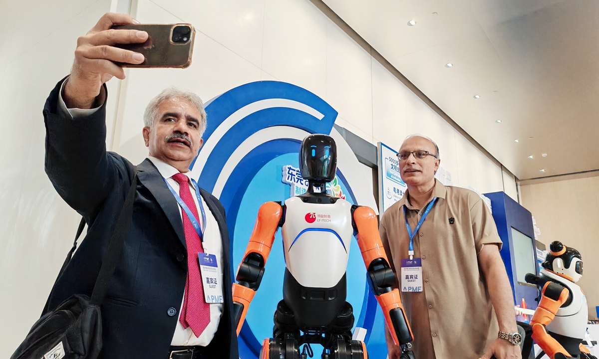 International guests take selfies with robots in Dongguan, South China's Guangdong Province, on September 3, 2026. Photo: Guan Kejiang/GT