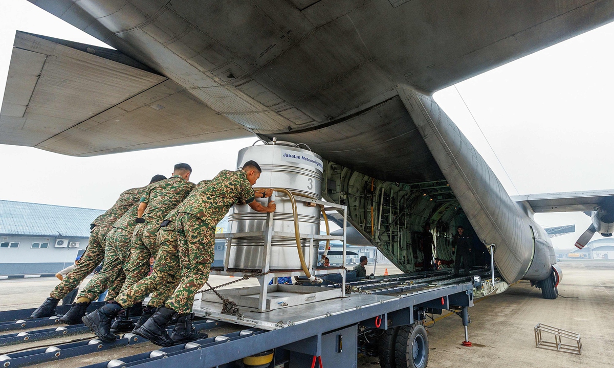 Members of the Royal Malaysian Air Force push a cloud-seeding tank into a C-130 aircraft at the air force base in Kuching, Malaysia, on September 3, 2026. Malaysia launched a three-day cloud-seeding operation in a bid to ease hazardous haze choking Sarawak state. Photo: VCG