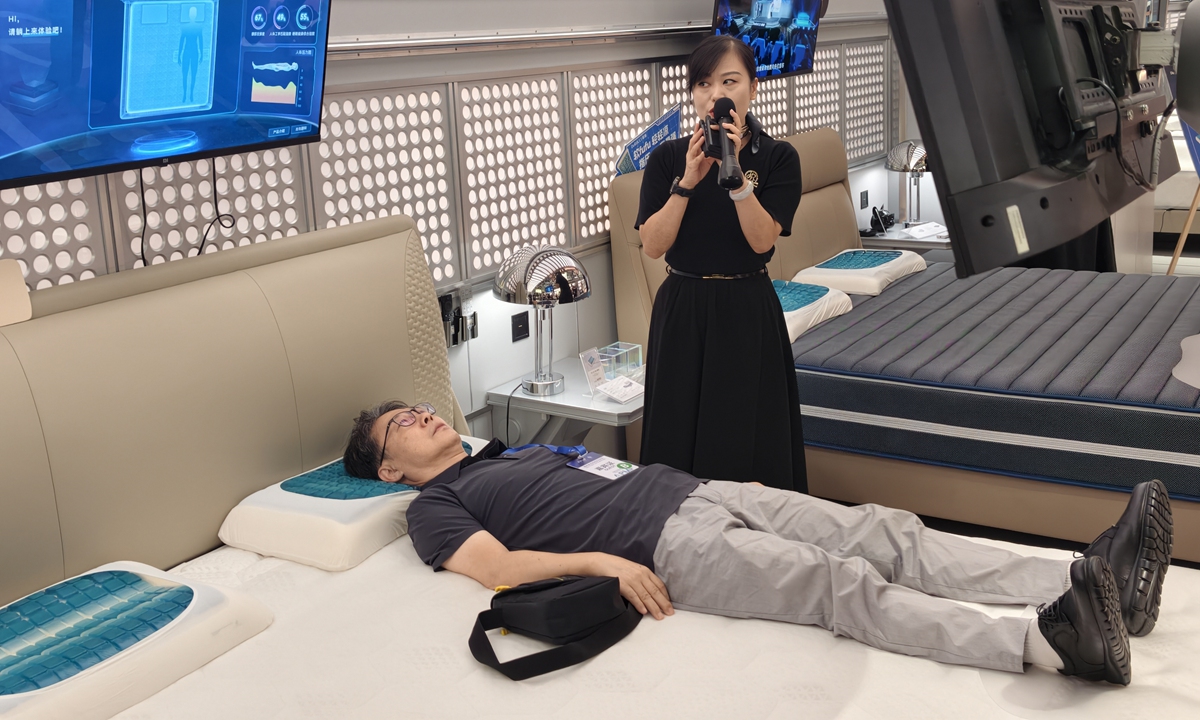 A visiting media group member experiences a DeRUCCI AI smart mattress on September 4, 2026. Photo: Hu Yuwei/GT