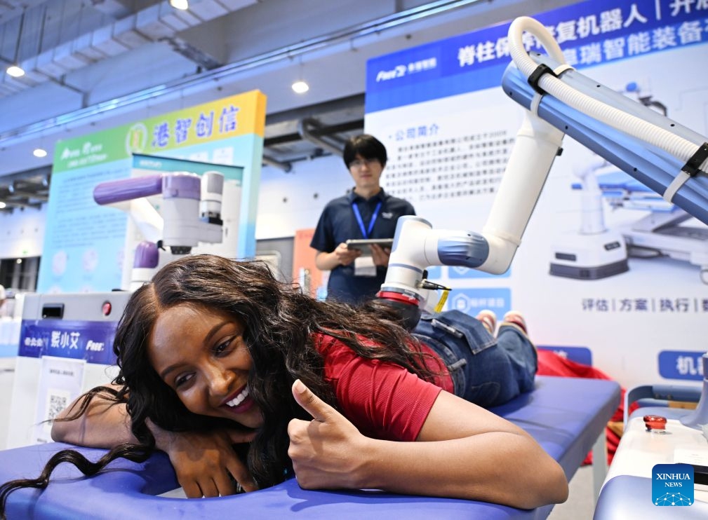 A woman from Nigeria experiences robot massage at the 2026 China International Consumer Electronics Exposition (CICE) in Qingdao, east China's Shandong Province, Sept. 4, 2026.