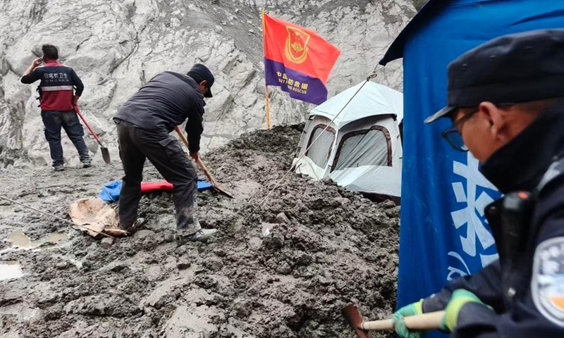 Rescuers set up tents before nightfall in Gyirong County, southwest China's Xizang Autonomous Region, Aug. 31, 2026.  (Xinhua/Jigme Dorje)
