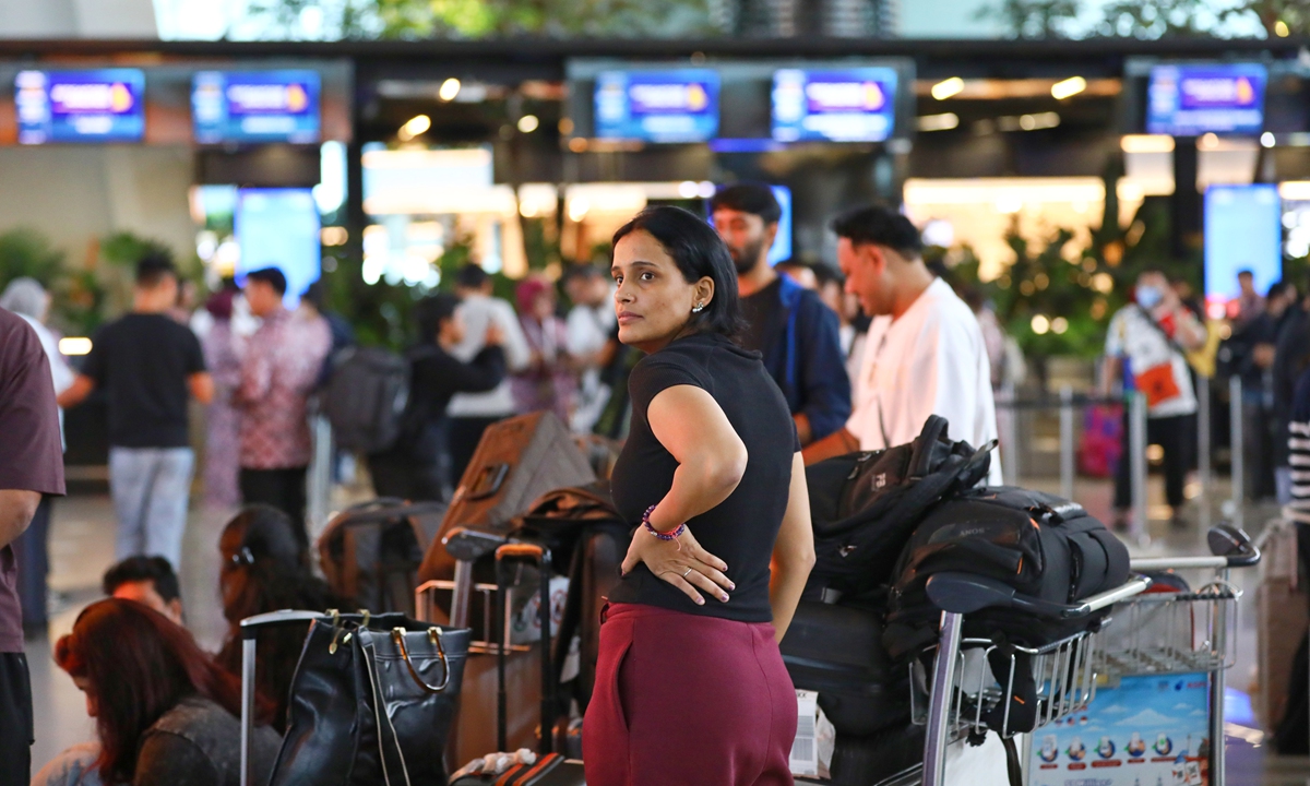Large numbers of passengers are stranded at Soekarno-Hatta International Airport in Jakarta, Indonesia, on September 6, 2026, following flight cancelations and delays. The airport's operations have been severely disrupted by volcanic ash from the eruption of Anak Krakatau, affecting hundreds of flights. Photo: VCG