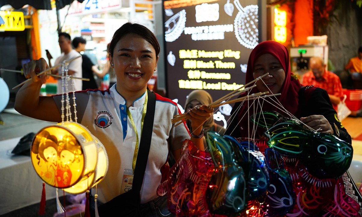 Vendors display lanterns and ornaments in Kuala Lumpur, Malaysia on September 13, 2026 local time as people prepare for the upcoming Mid-Autumn Festival. Photo: VCG