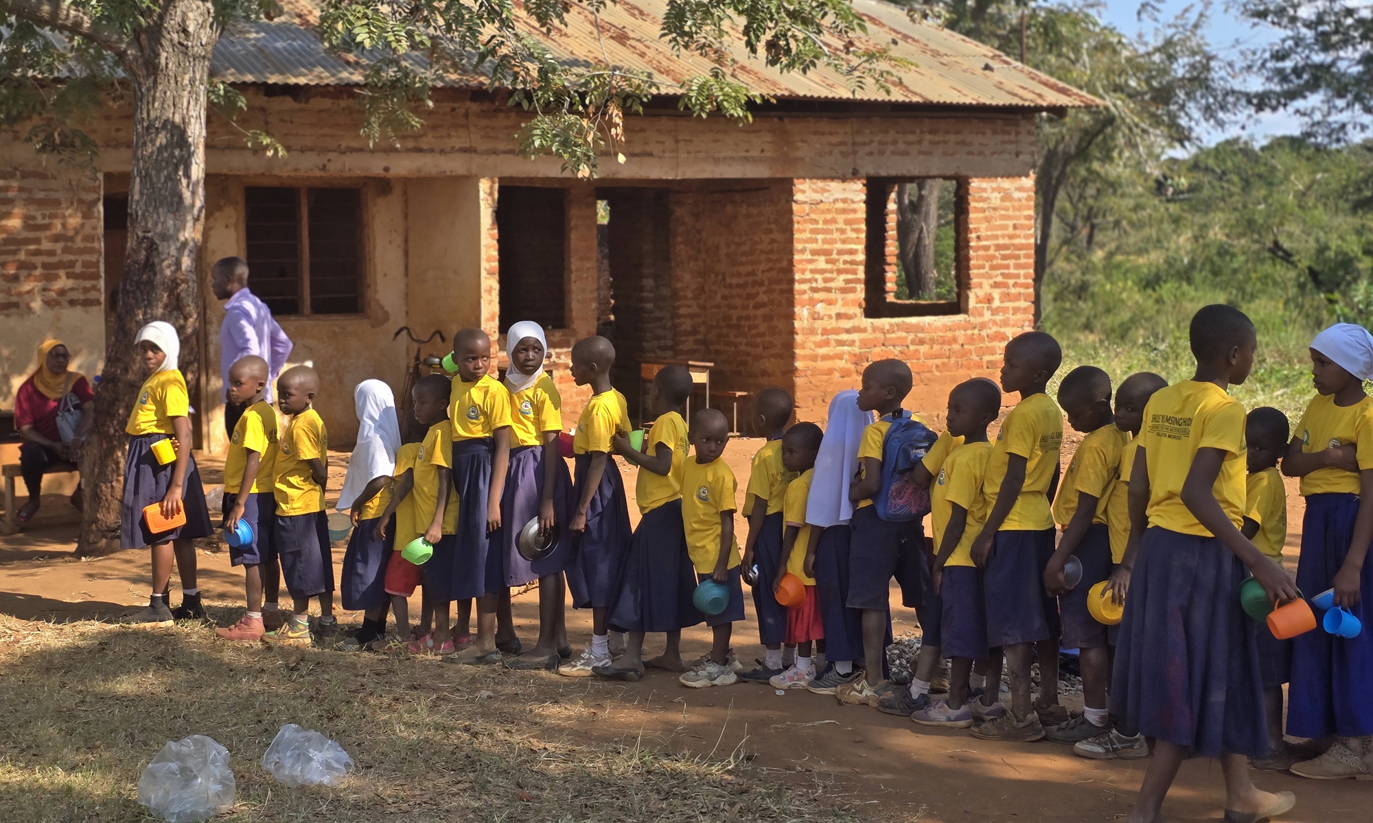 Tanzanian primary school students line up to receive soy milk in July 2025. Photo: Courtesy of Xu Jin