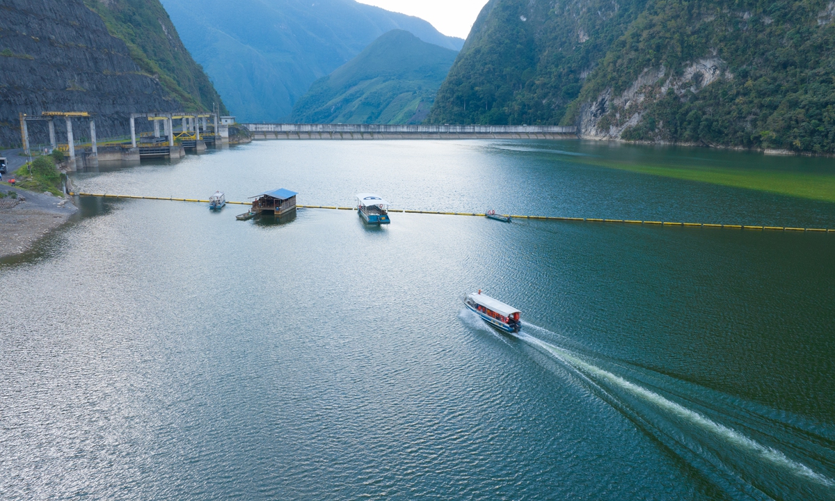 A community boat crosses the Chaglla Reservoir near the Chaglla Hydropower Station. Photos on this page: Courtesy of Piero, Dallana and Sandra
