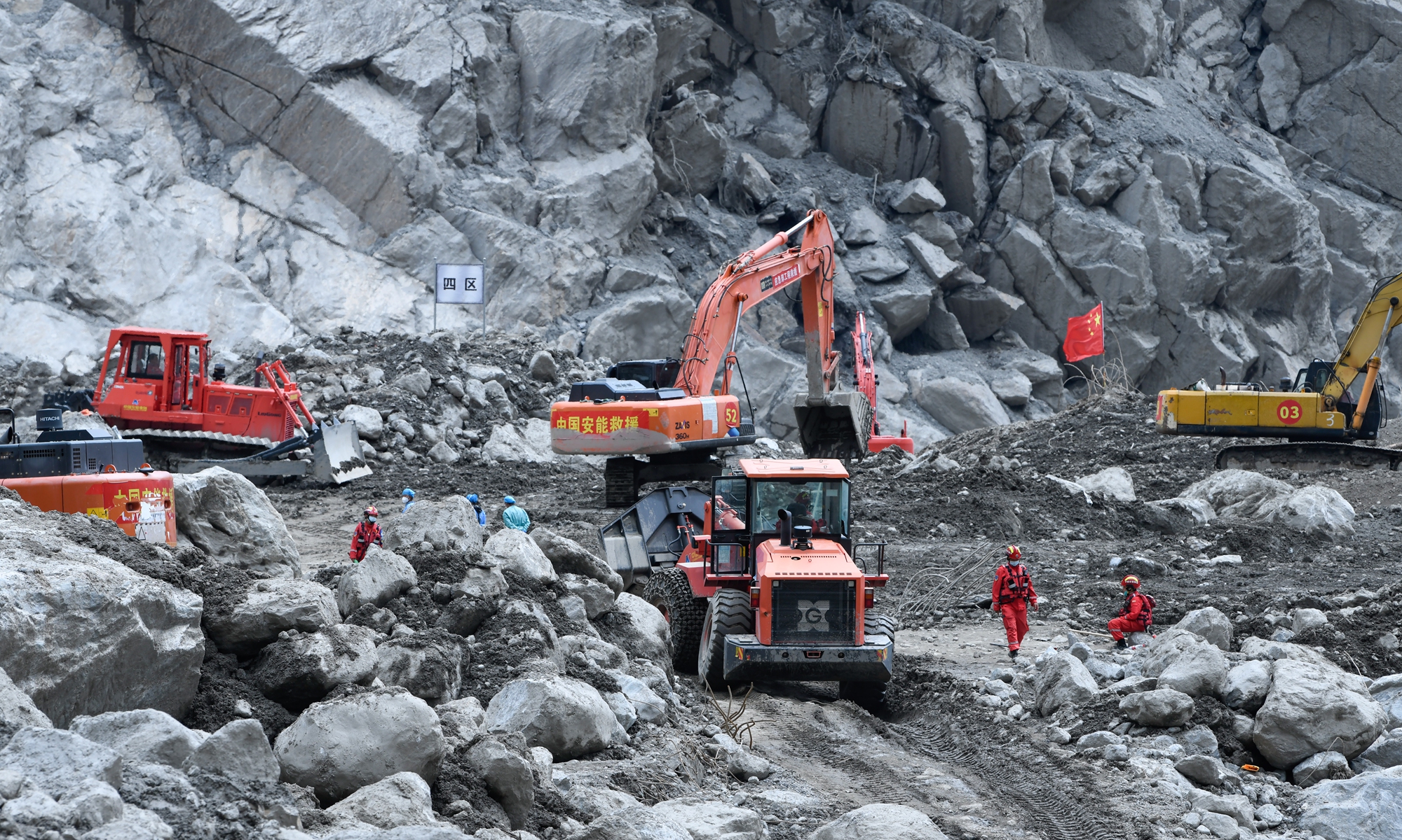 Rescuers, using heavy-duty equipment including excavators and loaders, forge ahead at the core area of mudslide-hit Gyirong Port in Southwest China's Xizang Autonomous Region on September 5, 2026. Photo: CNS Photo