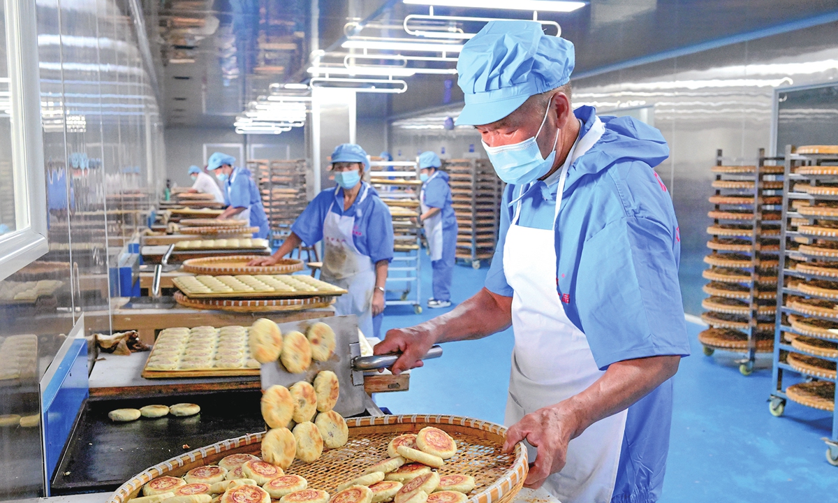 To meet the growing demand for traditional handmade mooncakes ahead of the upcoming Mid-Autumn Festival, employees are working around the clock at a mooncake production workshop in Yiwu, East China's Zhejiang Province on September 7, 2026. In 2009, the local mooncake-making technique was officially included in Yiwu's municipal list of intangible cultural heritage. Photo: VCG