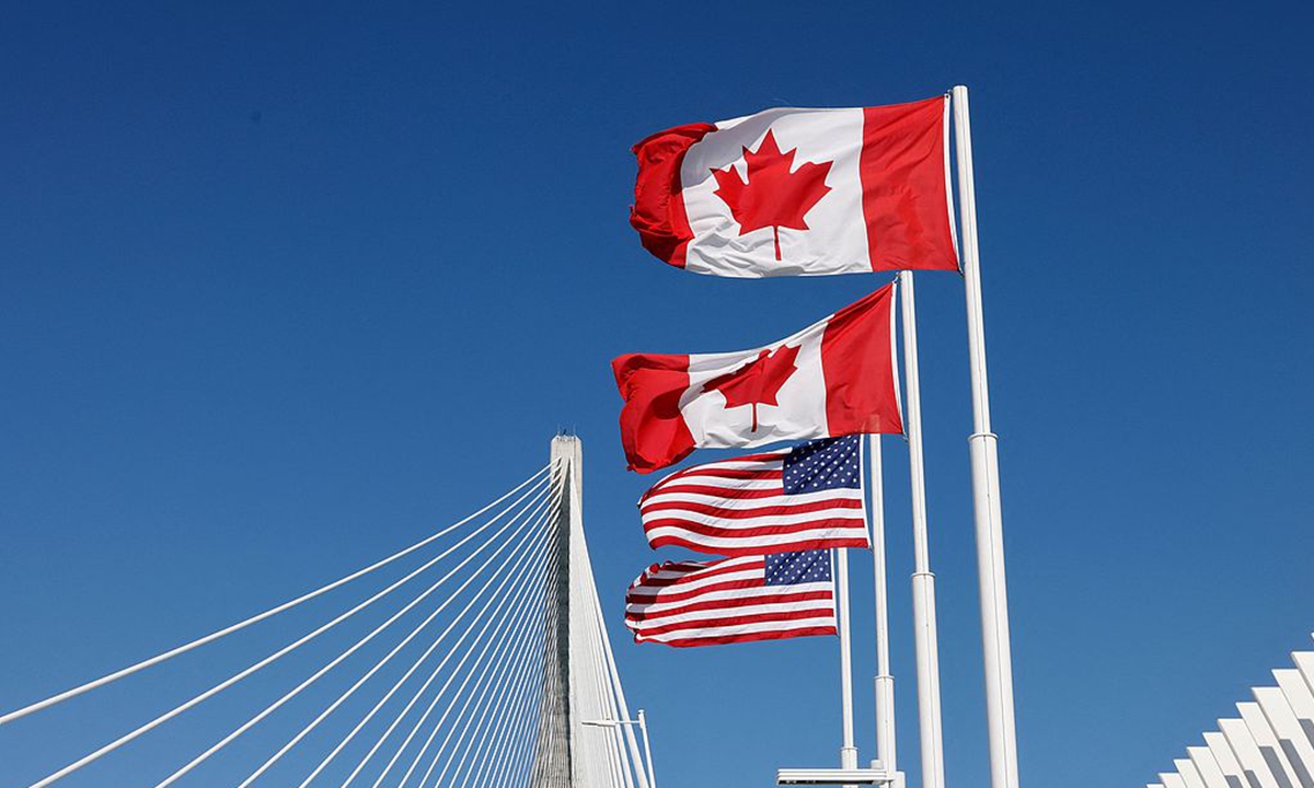 National flags of Canada and the US Photo: VCG