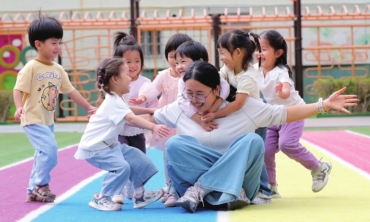 Children hug their teacher at a kindergarten in Gaomi, East China's Shandong Province, on September 9, 2026. Local primary and secondary school students expressed their gratitude to their teachers to celebrate Teachers' Day. Photo: VCG