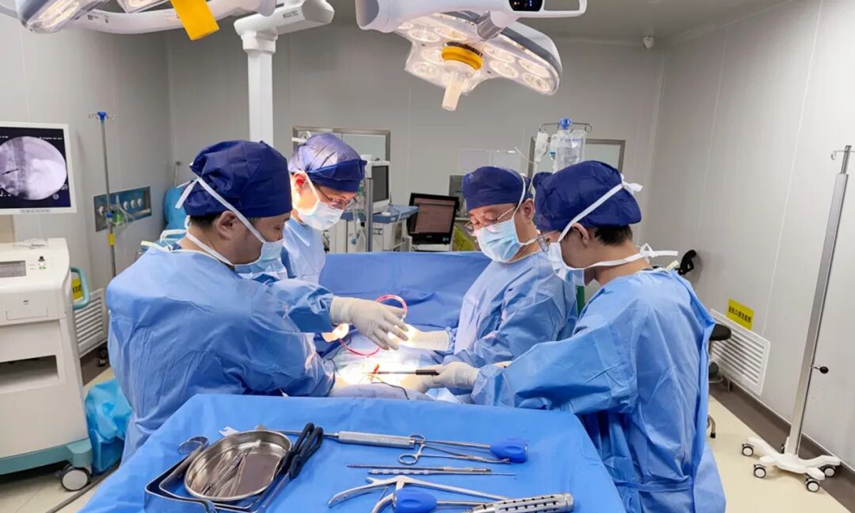 Medical team at Shenzhen Pingshan Hospital of Southern Medical University performs surgery in the operating room. Photo: Official WeChat account of Shenzhen Pingshan Hospital of Southern Medical University