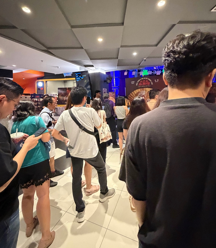 Movie-goers line up to watch the premier screening of Chinese film Once Upon a Time in the Middle East in Malaysia. Photo: Courtesy of Zhiyan