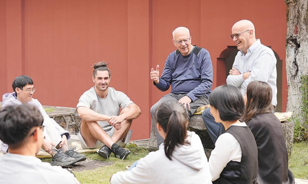 Peter Brian Ditmanson (first from right) talks with students during an English corner activity held at Yuelu Academy of Hunan University in Changsha, central China's Hunan province. (Photo/Xiang Songyang)