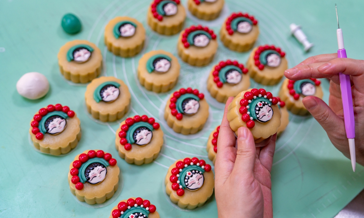 Workers hand-make mooncakes featuring guofeng (Chinese-style) cultural and creative designs at a bakery in Jinhua, East China's Zhejiang Province on September 10, 2026. As the approach of the Mid-Autumn Festival, which falls on September 25 this year, China's mooncake market has entered its peak sales season. Supermarkets and shopping malls, street-side bakeries and e-commerce platforms have rolled out new products, as the festive shopping buzz continues to build. Photo: VCG